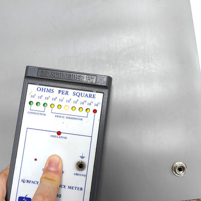 Matto antistatico in PVC grigio con pulsante per l'area antistatica