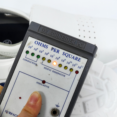 Calzature di sicurezza con suola esterna in acciaio antistatico