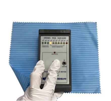 tessuto antistatico sicuro senza filaccia conduttivo del poliestere ESD del locale senza polvere di 10e6ohm Antiestatica per il cappotto del laboratorio