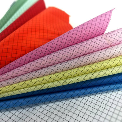 Tessuto di griglia della fibra ESD 5MM del carbonio del poliestere 2% di 98% per l'indumento del locale senza polvere