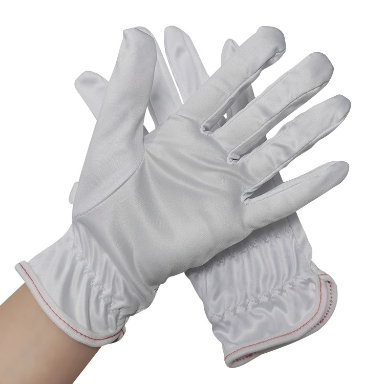 La mano bianca ha sudato i guanti di lavoro del poliestere del locale senza polvere di assorbimento su misura